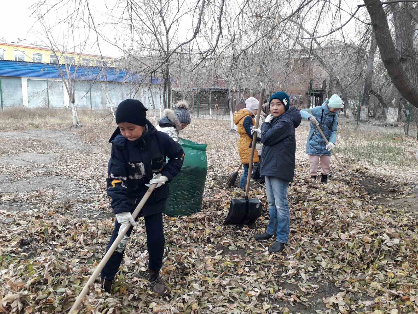 Участие обучающихся и студентов колледжа в общегородском субботнике в рамках осеннего месячника чистоты
